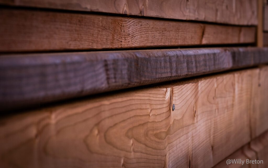 Détail d'un bardage en bois naturel, réalisé dans une démarche d'éco-construction par Nature en Mains